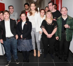 Fotografía de grupo de Su Alteza Real la Princesa de Asturias con algunos alumnos del nuevo Espacio de Inclusión y Oportunidades de la Fundación Aproc